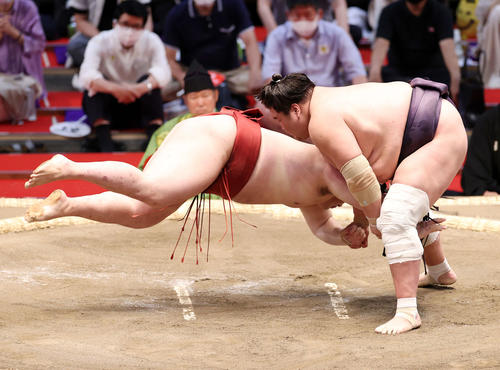 隆の勝（左）を腕ひねりで破る照ノ富士（撮影・鈴木正人）