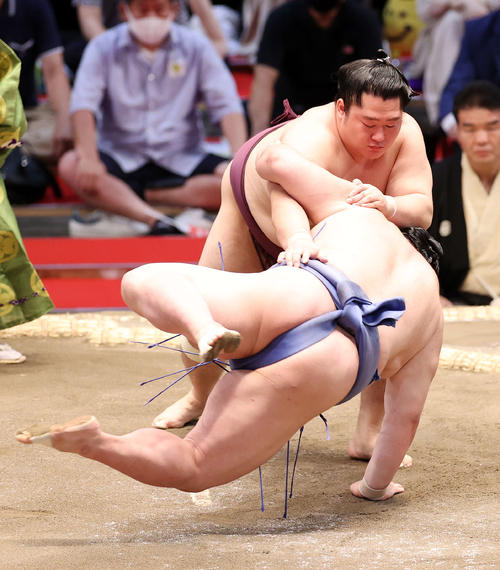 正代（手前）を引き落としで破る遠藤（撮影・鈴木正人）