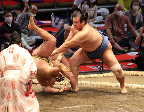 千代の国（右）は石浦をはたきこむ（撮影・渦原淳）＝2021年7月6日、ドルフィンズアリーナ