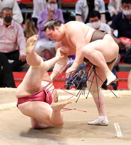 大栄翔（左）をすくい投げで破る白鵬（撮影・鈴木正人）