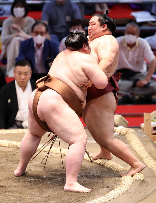 徳勝龍（右）を寄り切りで破る剣翔（撮影・鈴木正人）