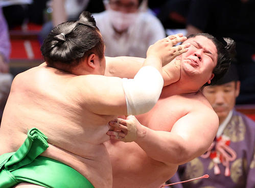 千代丸（左）の攻めを耐える宇良（撮影・鈴木正人）