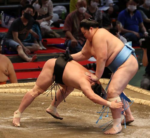琴ノ若（右）は引き落としで照強を破る（撮影・渦原淳）＝2021年7月6日、ドルフィンズアリーナ