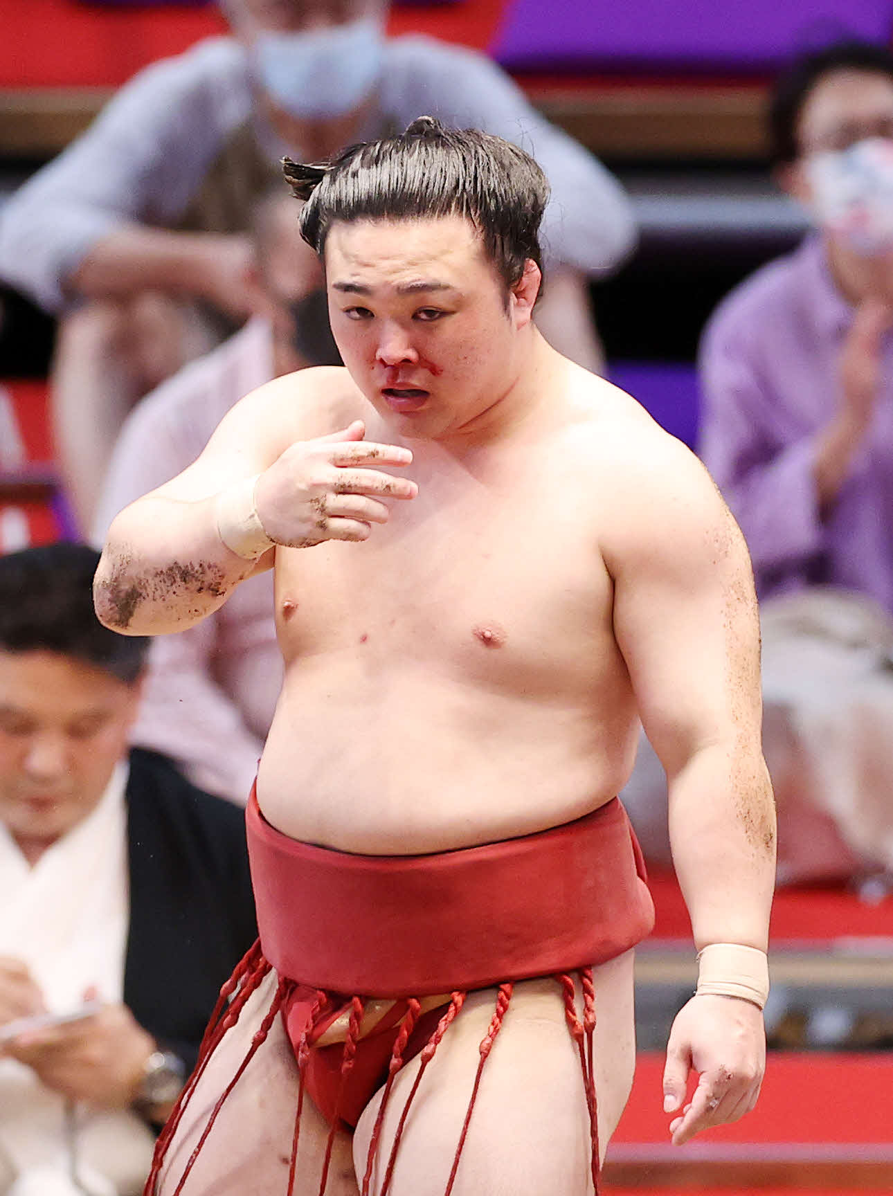 貴健斗に突き落としで敗れた炎鵬（撮影・鈴木正人）