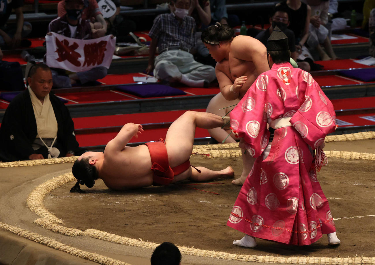炎鵬（左）は貴健斗の突き落としに敗れる（撮影・渦原淳）