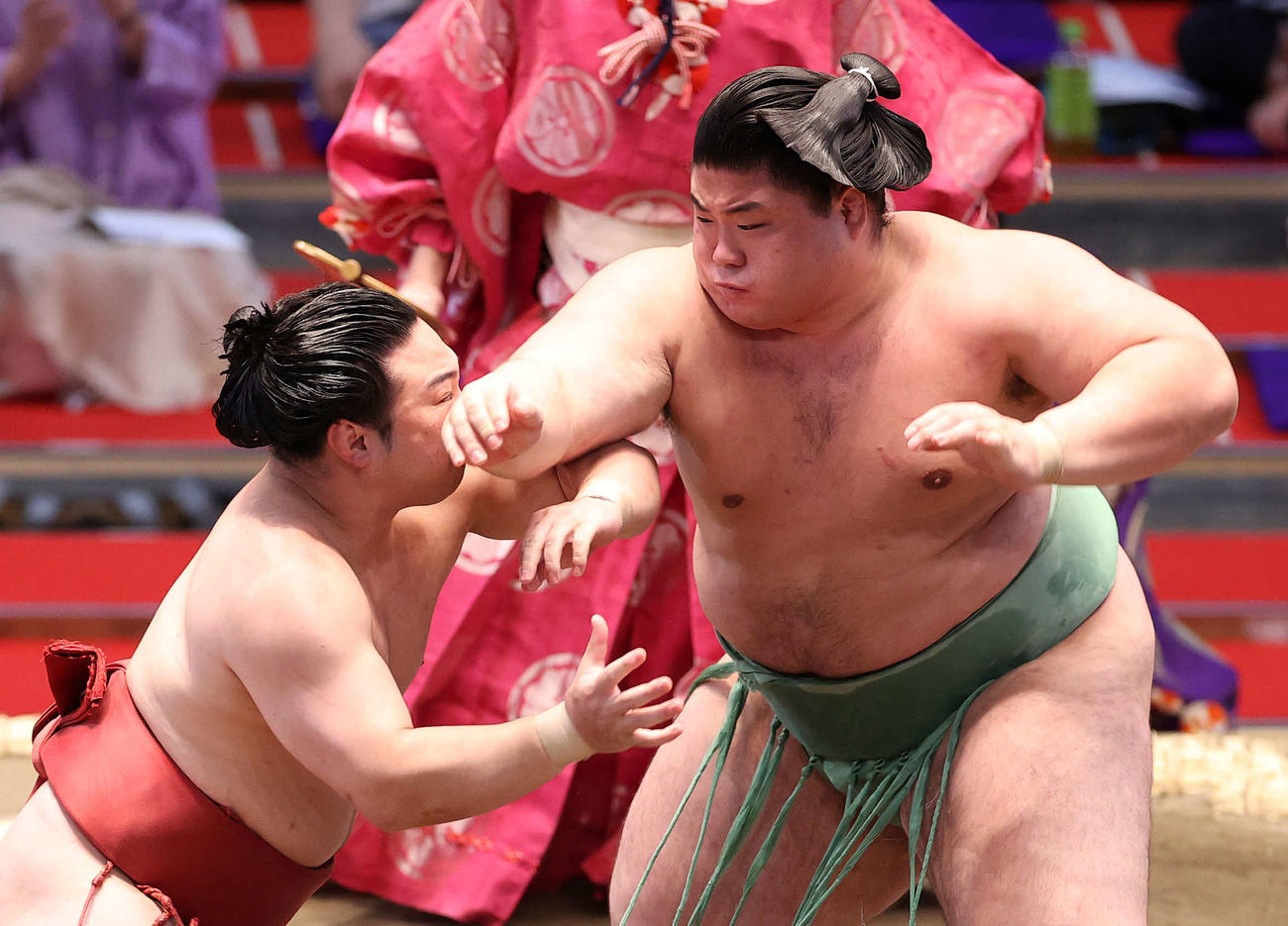 貴健斗（右）に攻められる炎鵬（撮影・鈴木正人）