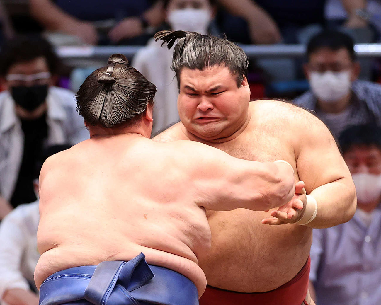 逸ノ城（左）を攻める高安（撮影・鈴木正人）