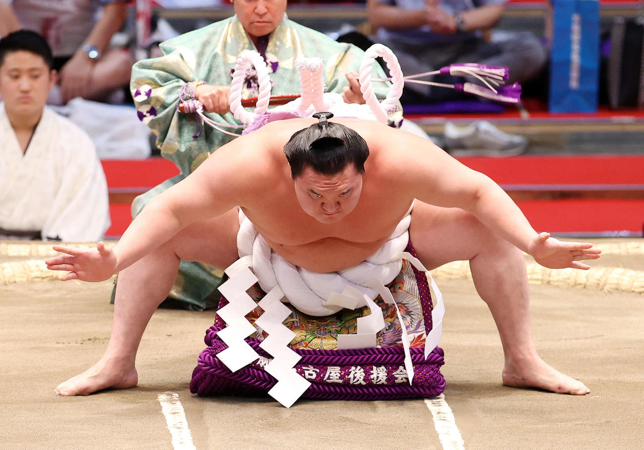 土俵入りする白鵬（撮影・鈴木正人）