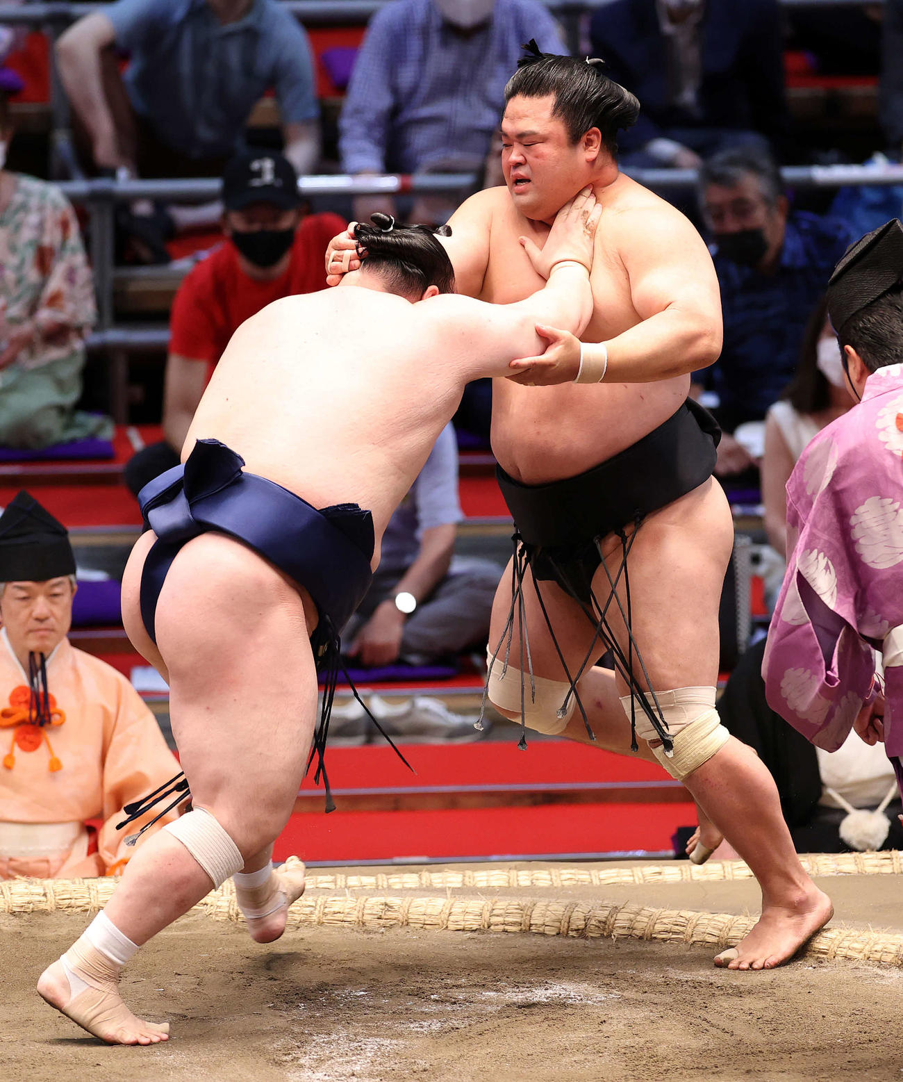 妙義龍（右）を押し出しで破る宝富士（撮影・鈴木正人）