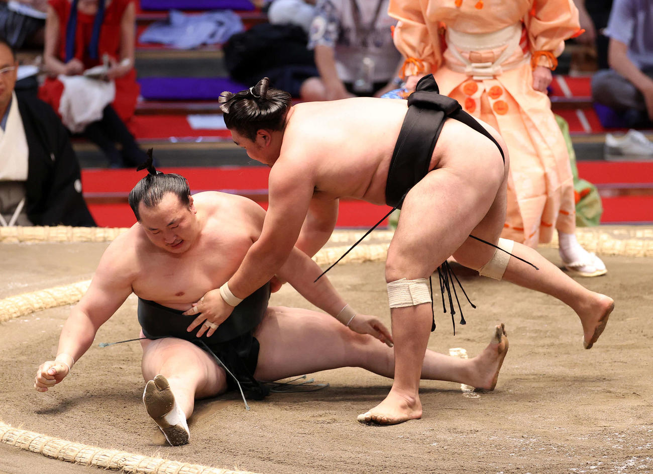 千代翔馬（左）を上手出し投げで破る霧馬山（撮影・鈴木正人）