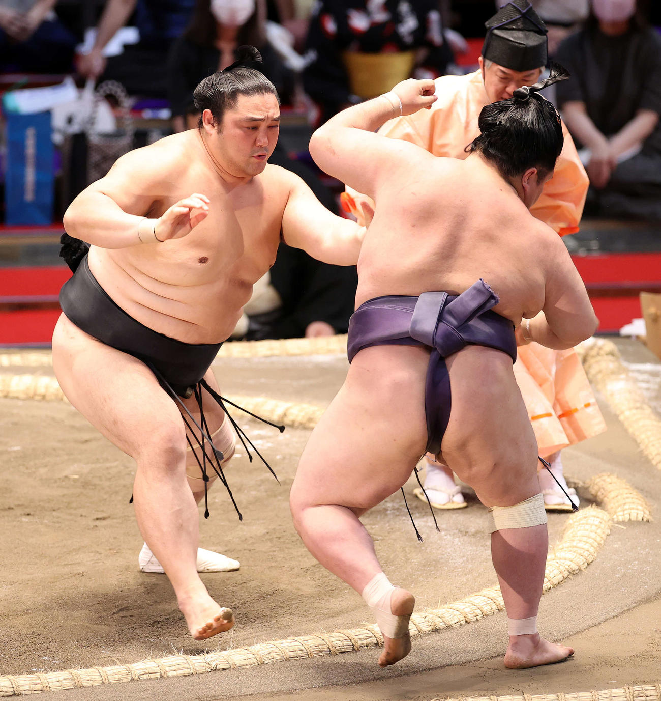 阿武咲（右）を押し出しで破る隠岐の海（撮影・鈴木正人）