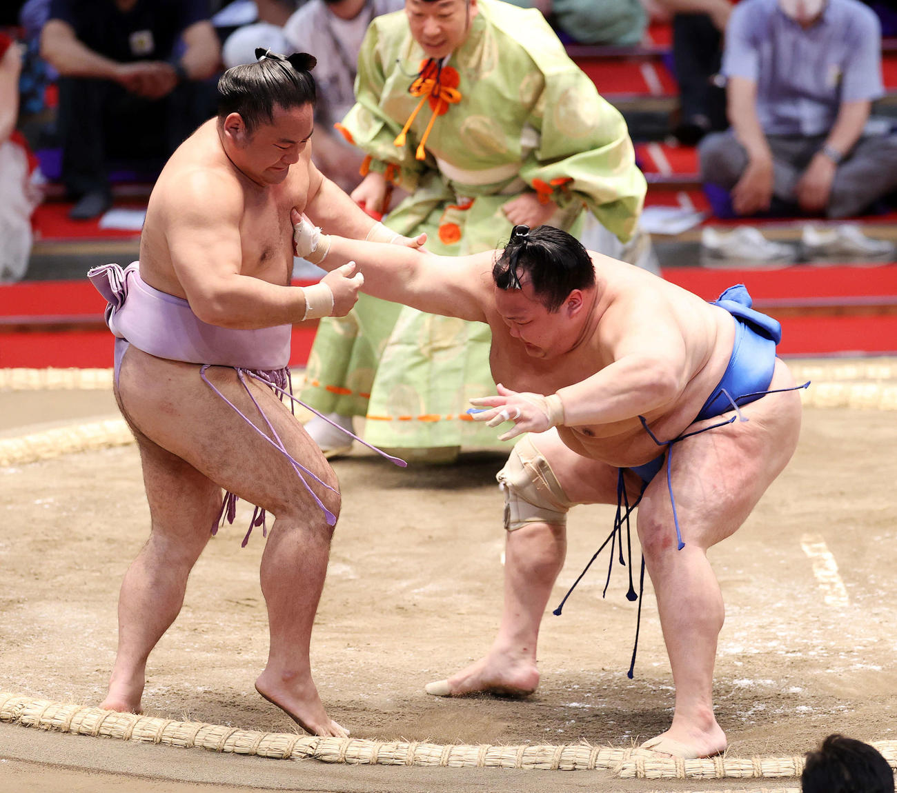 琴恵光（左）を押し出しで破る北勝富士（撮影・鈴木正人）