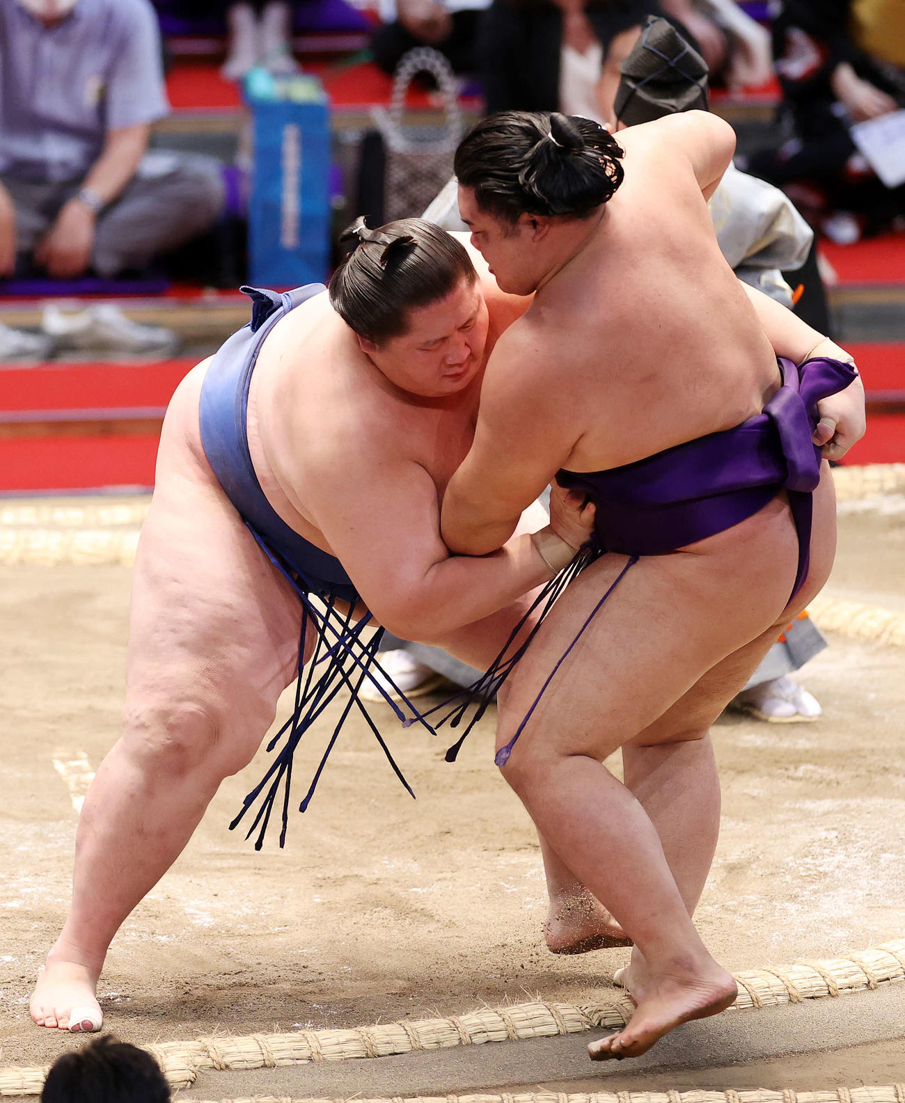 明生（右）を寄り切りで破る逸ノ城（撮影・鈴木正人）