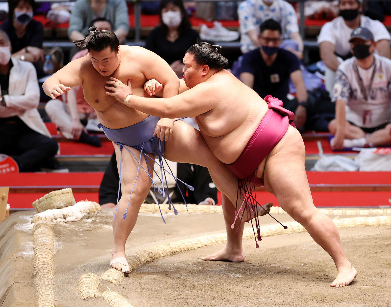 翔猿（左）を押し出しで破る御嶽海（撮影・鈴木正人）
