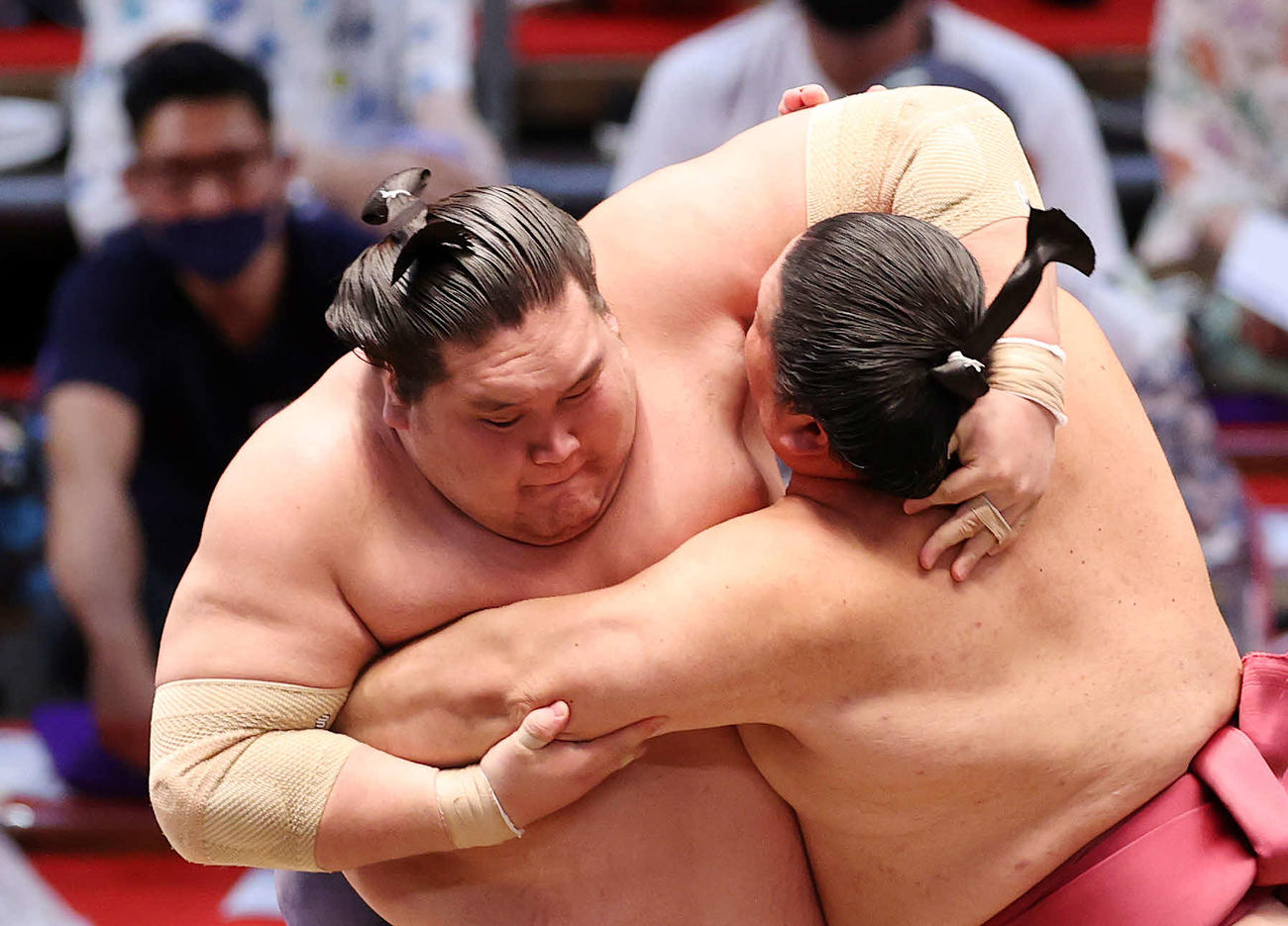 大栄翔（右）を攻める照ノ富士（撮影・鈴木正人）