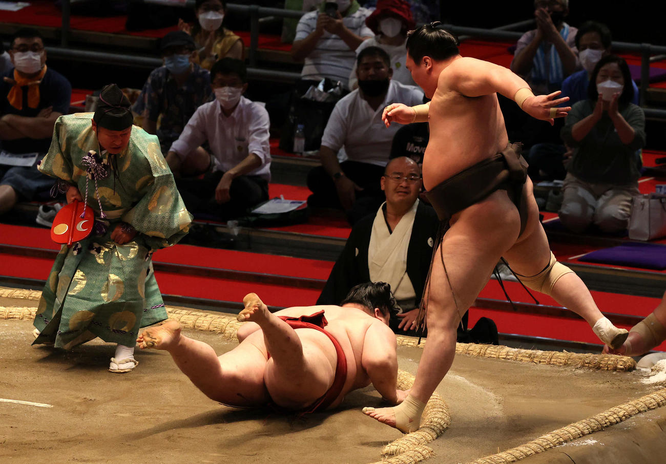 隆の勝を突き落としに破る白鵬（右）（撮影・渦原淳）