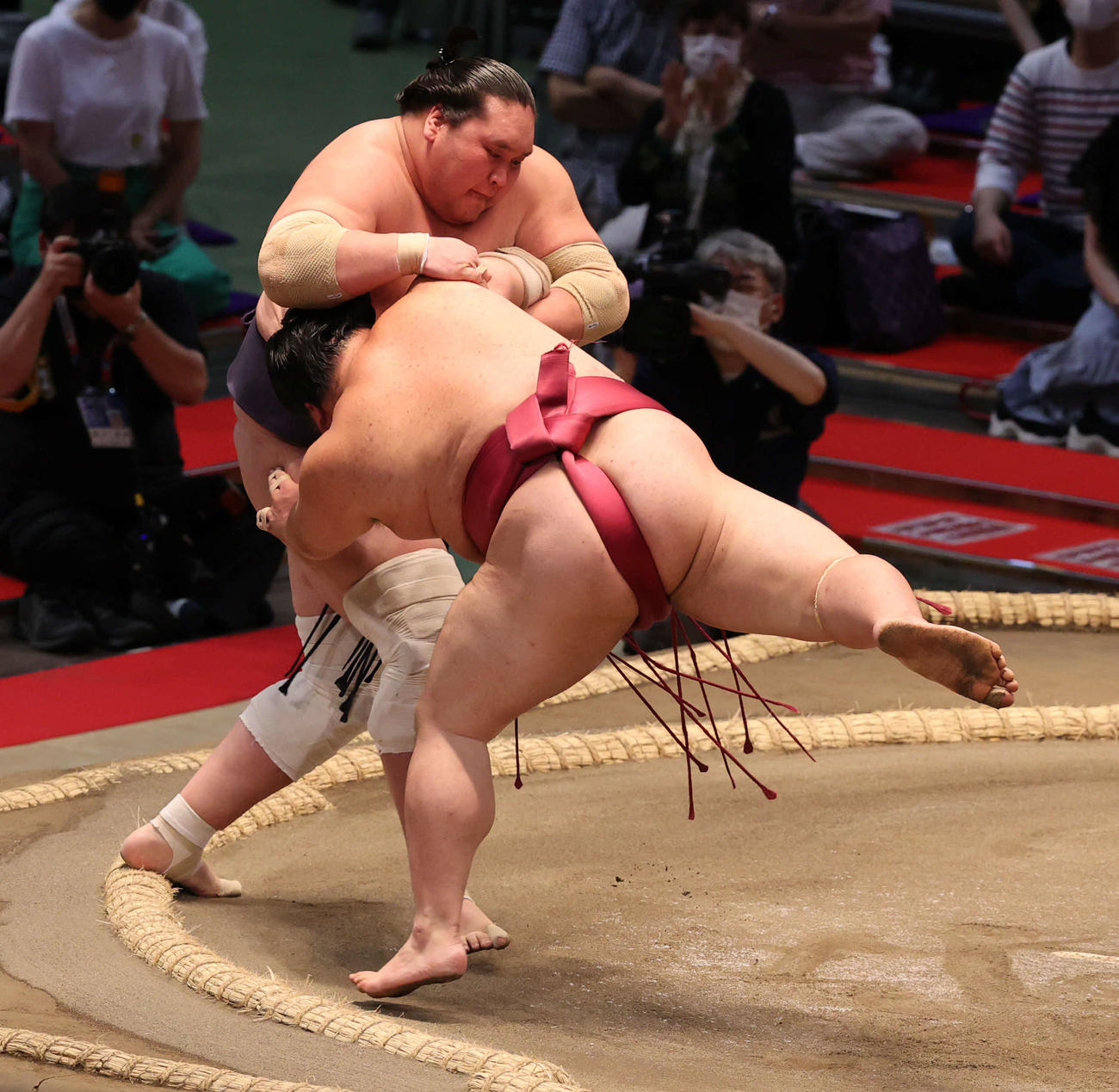大栄翔に攻め込まれる照ノ富士（撮影・渦原淳）