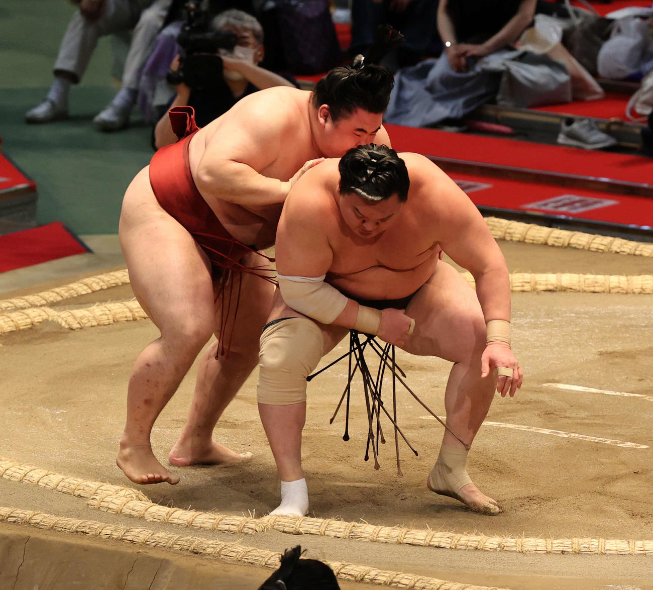 隆の勝（左）に攻められる白鵬（撮影・渦原淳）