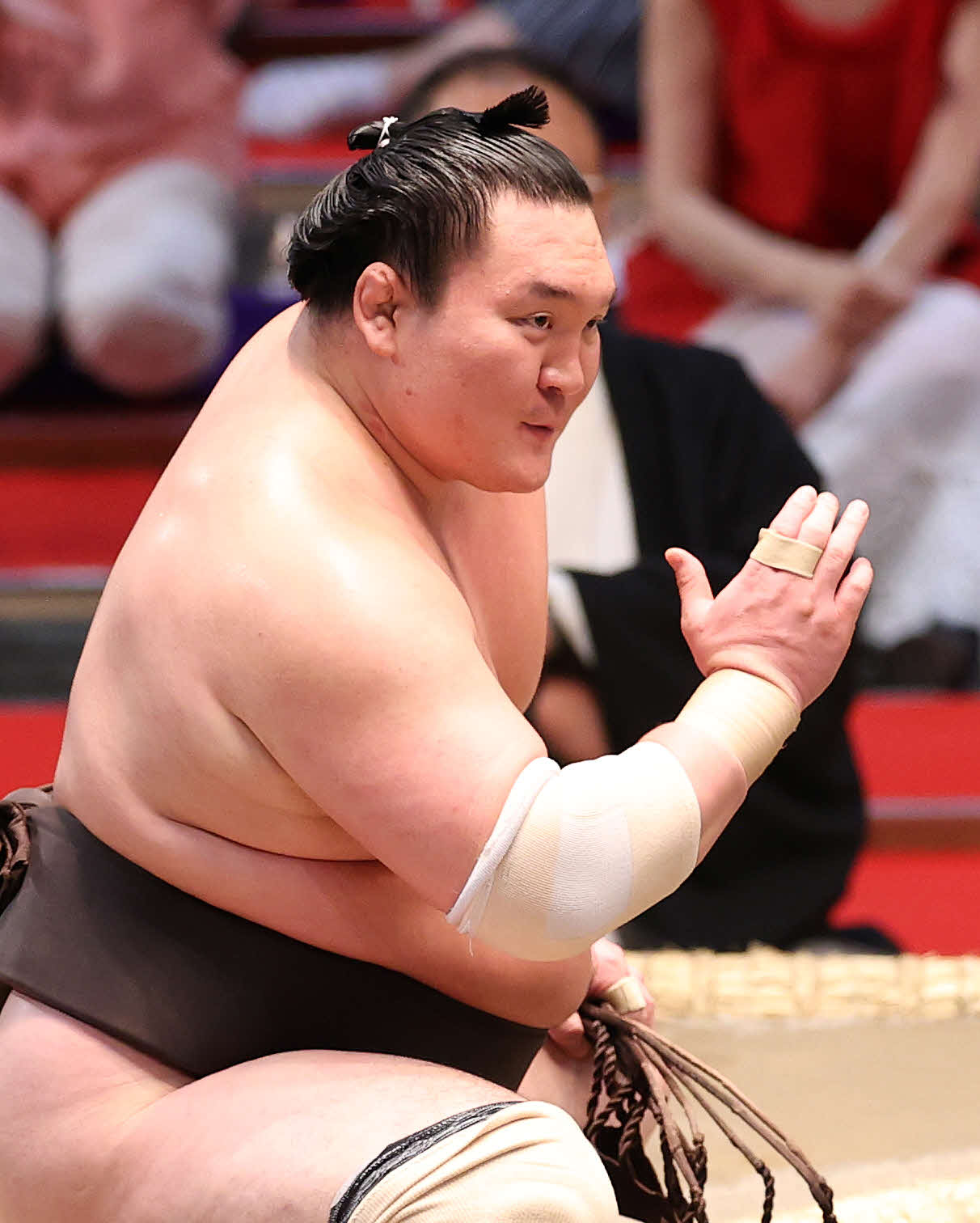 懸賞金を受け取る白鵬（撮影・鈴木正人）