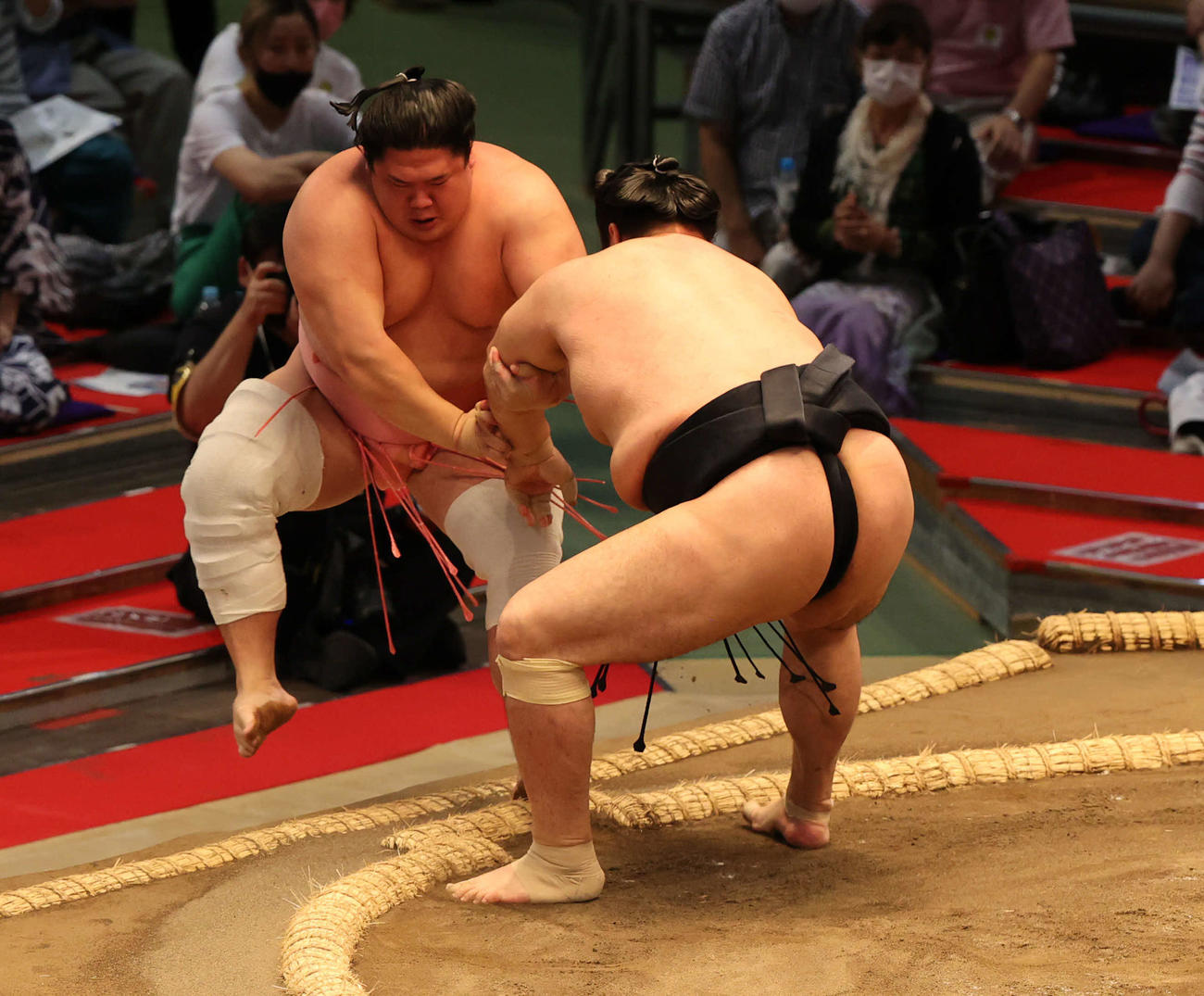 輝（右）が　宇良を押し出す（撮影・渦原淳）
