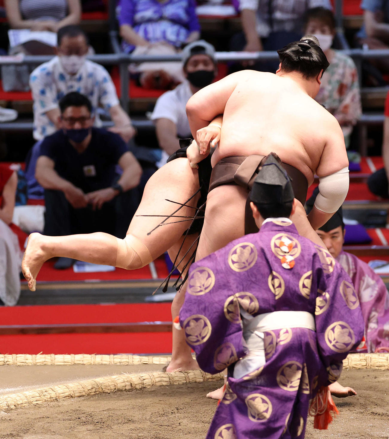 照強（後方）を寄り切りで破る英乃海（撮影・鈴木正人）
