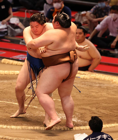一山本（左）が寄り切りで剣翔を破る（撮影・渦原淳）