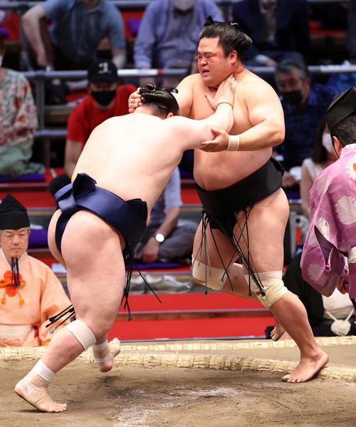 妙義龍（右）を押し出しで破る宝富士（撮影・鈴木正人）