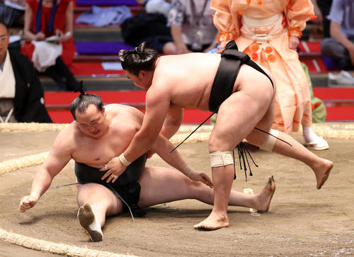 千代翔馬（左）を上手出し投げで破る霧馬山（撮影・鈴木正人）