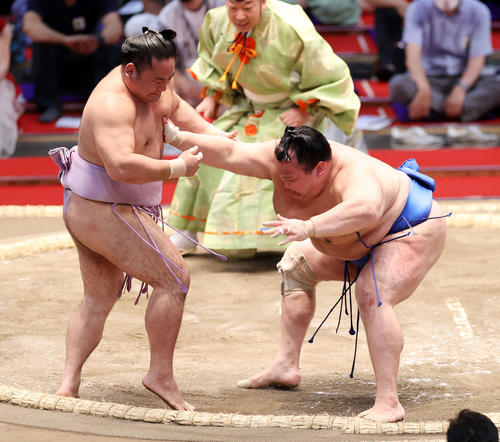 琴恵光（左）を押し出しで破る北勝富士（撮影・鈴木正人）