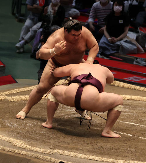 遠藤をはたきこみで破る高安（左）（撮影・渦原淳）