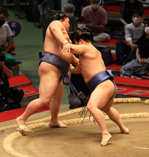 若隆景（右）は押し出しで正代を破る（撮影・渦原淳）