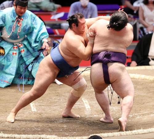 大奄美（左）を押し倒しで破る千代の国（撮影・鈴木正人）
