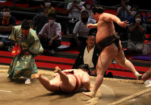 隆の勝を突き落としに破る白鵬（右）（撮影・渦原淳）