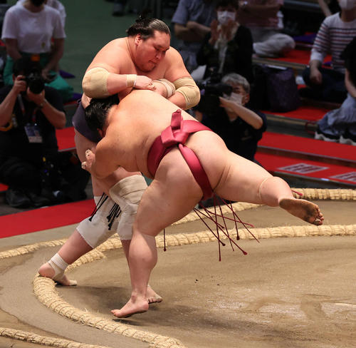 大栄翔に攻め込まれる照ノ富士（撮影・渦原淳）