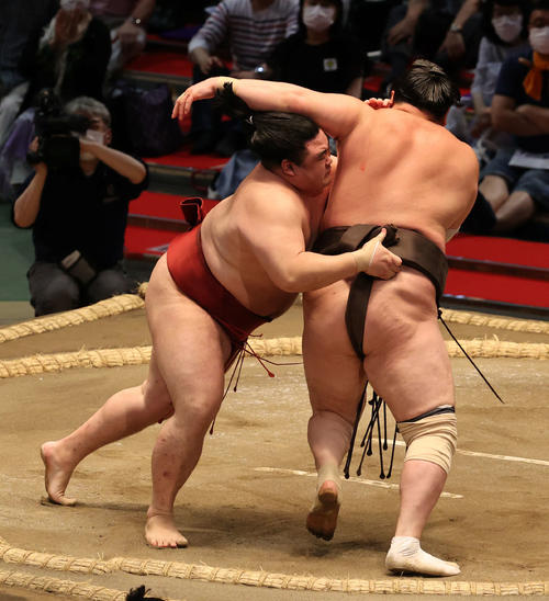 隆の勝（左）に攻められる白鵬（撮影・渦原淳）