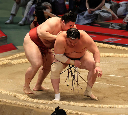 隆の勝（左）に攻められる白鵬（撮影・渦原淳）