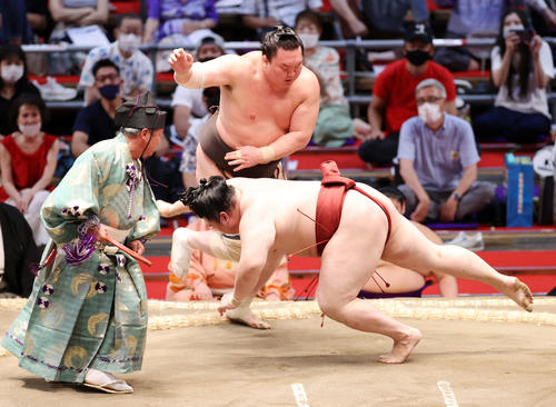隆の勝（下）を突き落としで破る白鵬、行司は式守伊之助（撮影・鈴木正人）