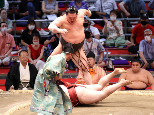 隆の勝（下）を突き落としで破る白鵬、行司は式守伊之助（撮影・鈴木正人）