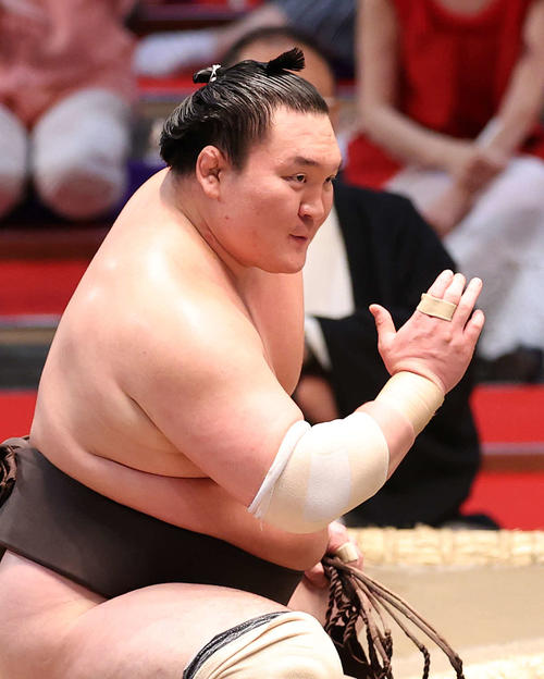 懸賞金を受け取る白鵬（撮影・鈴木正人）