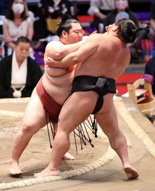 千代ノ皇（右）を押し出しで破る徳勝龍（撮影・鈴木正人）