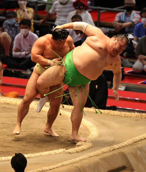 石浦（左）が千代丸を送り出す（撮影・渦原淳）