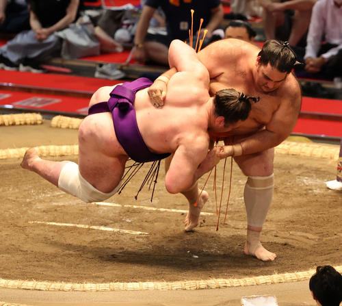 栃ノ心をすくい投げで破る　魁聖（右）（撮影・渦原淳）