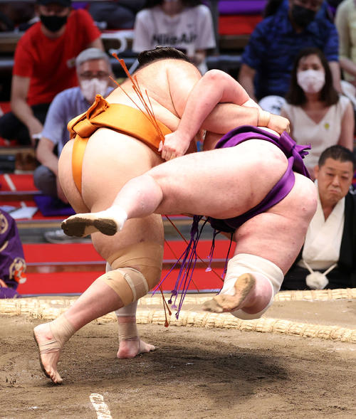 栃ノ心（右）をすくい投げで破る魁聖（撮影・鈴木正人）