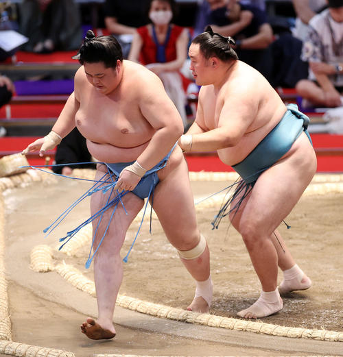 琴ノ若（左）を送り出しで破る玉鷲（撮影・鈴木正人）