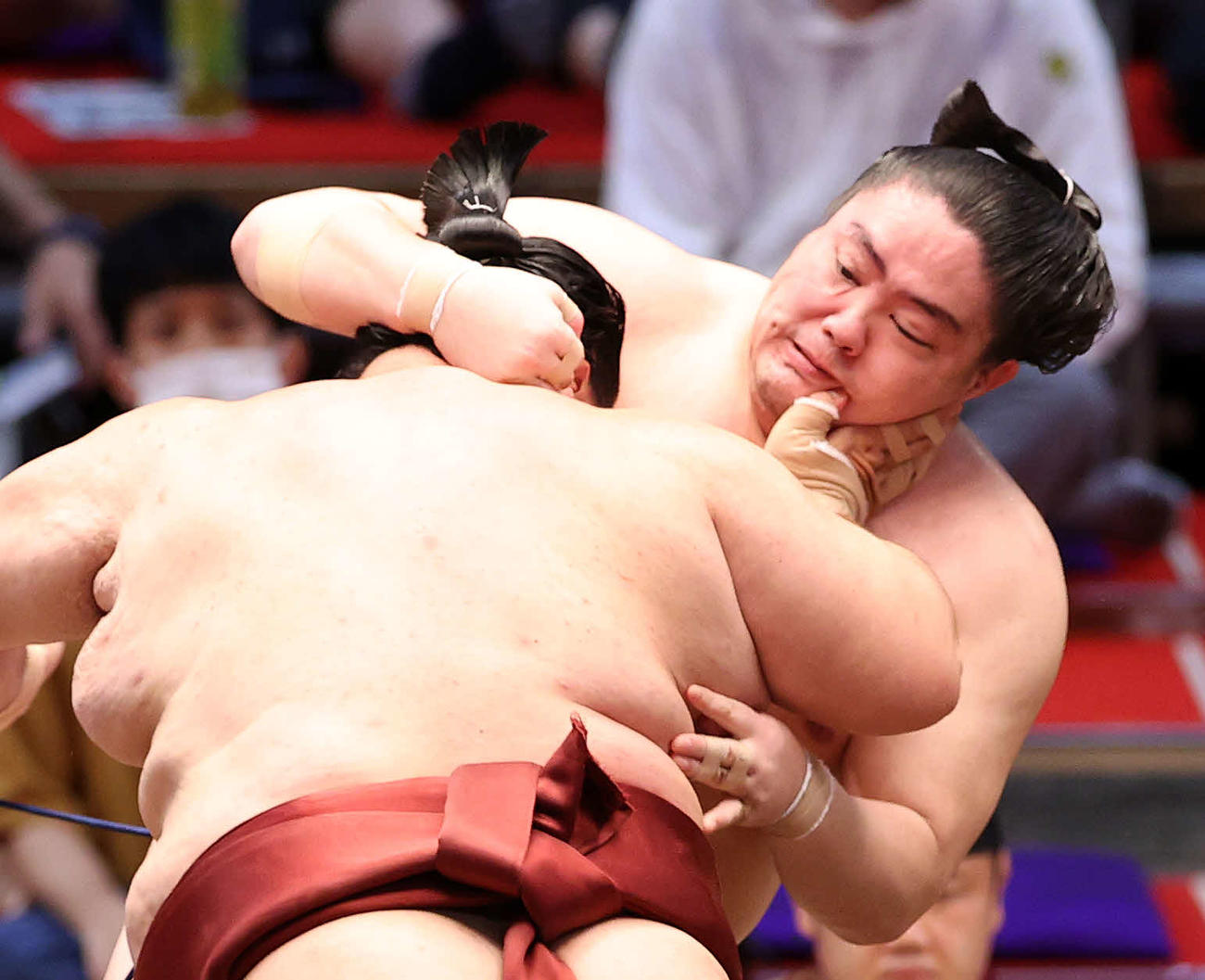 徳勝龍（左）を攻める一山本（撮影・鈴木正人）