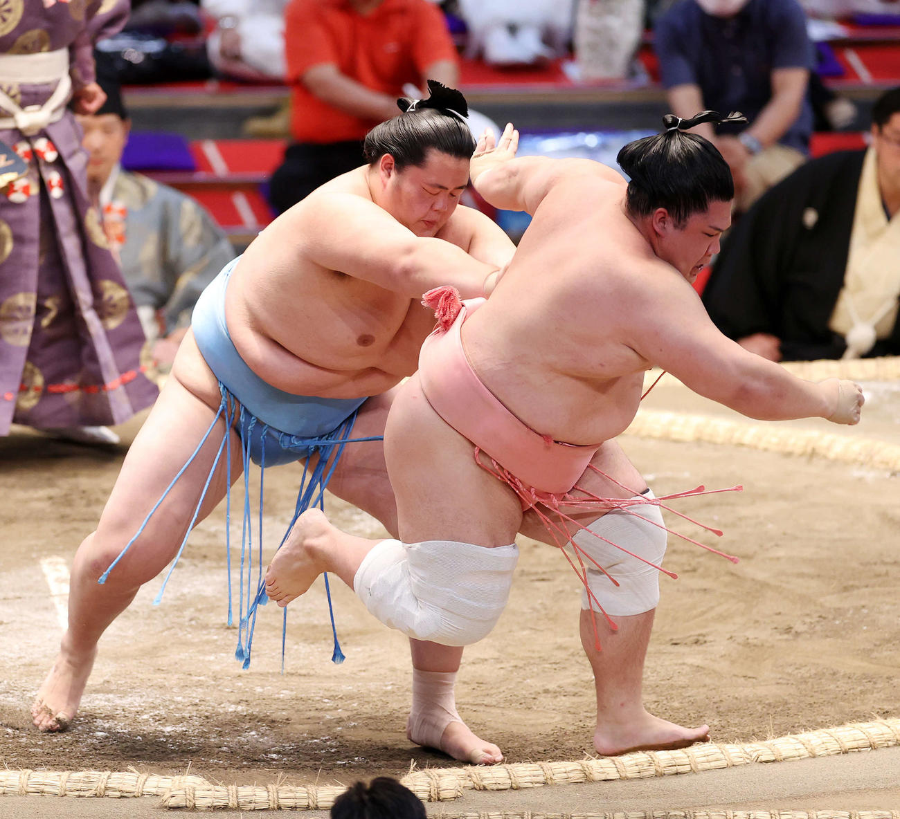 宇良（右）を押し出しで破る琴ノ若（撮影・鈴木正人）