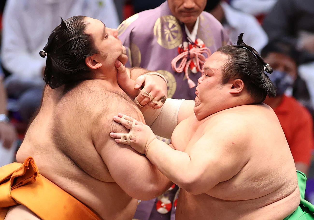 魁聖（右）を攻める千代丸（撮影・鈴木正人）