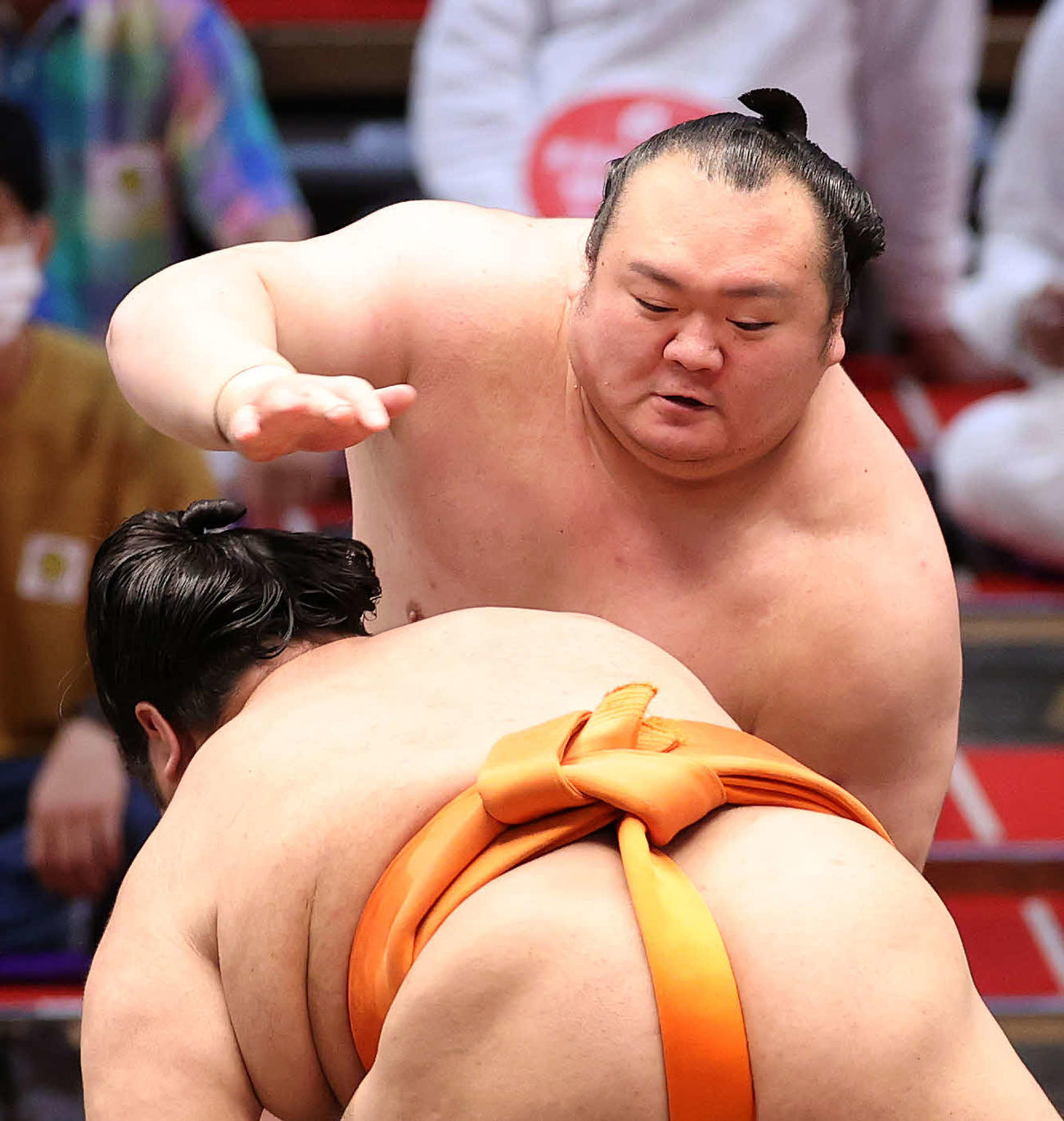志摩ノ海（手前）を攻める宝富士（撮影・鈴木正人）