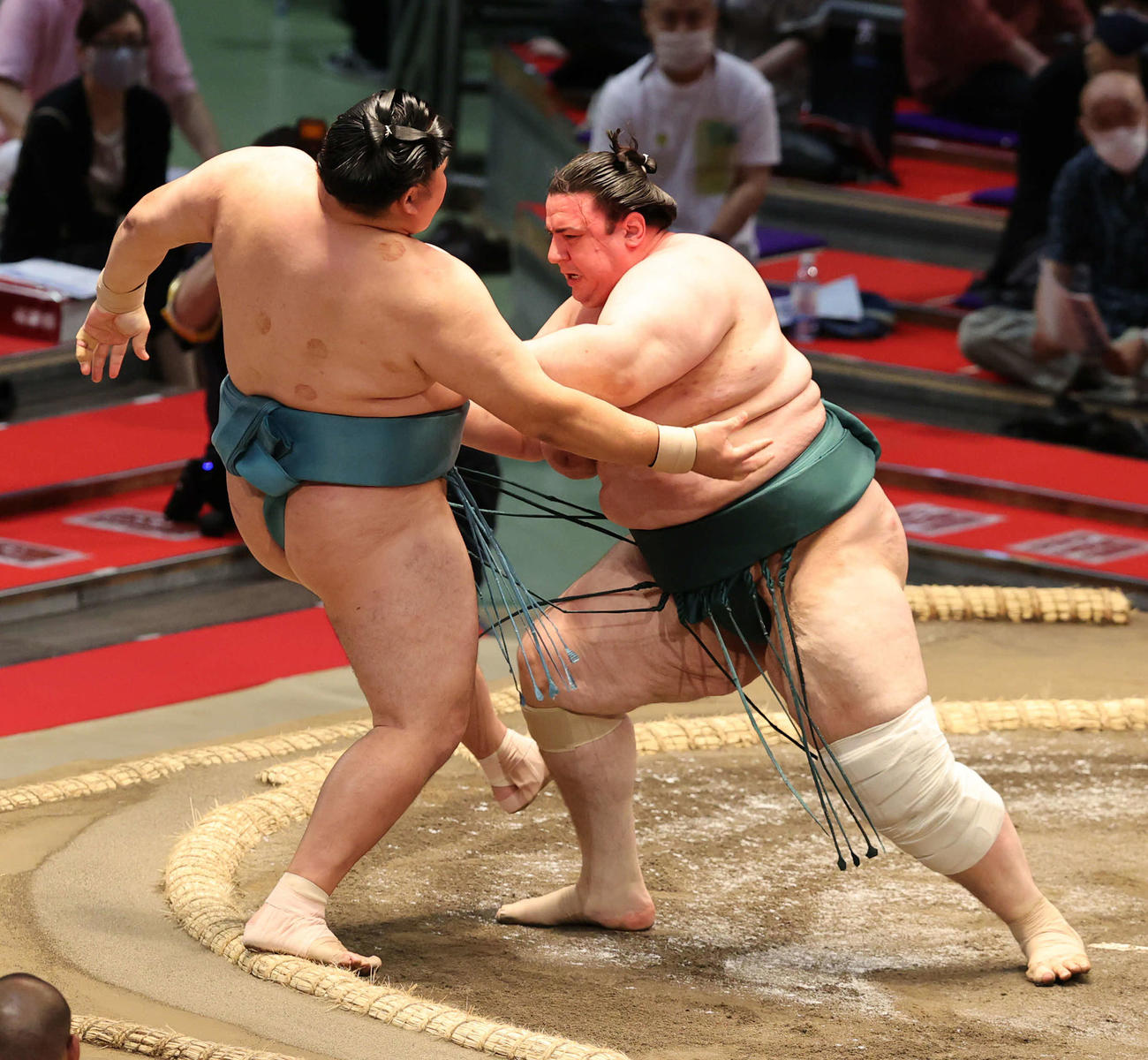 英乃海（右）は突き落としで千代翔馬を破る（撮影・渦原淳）