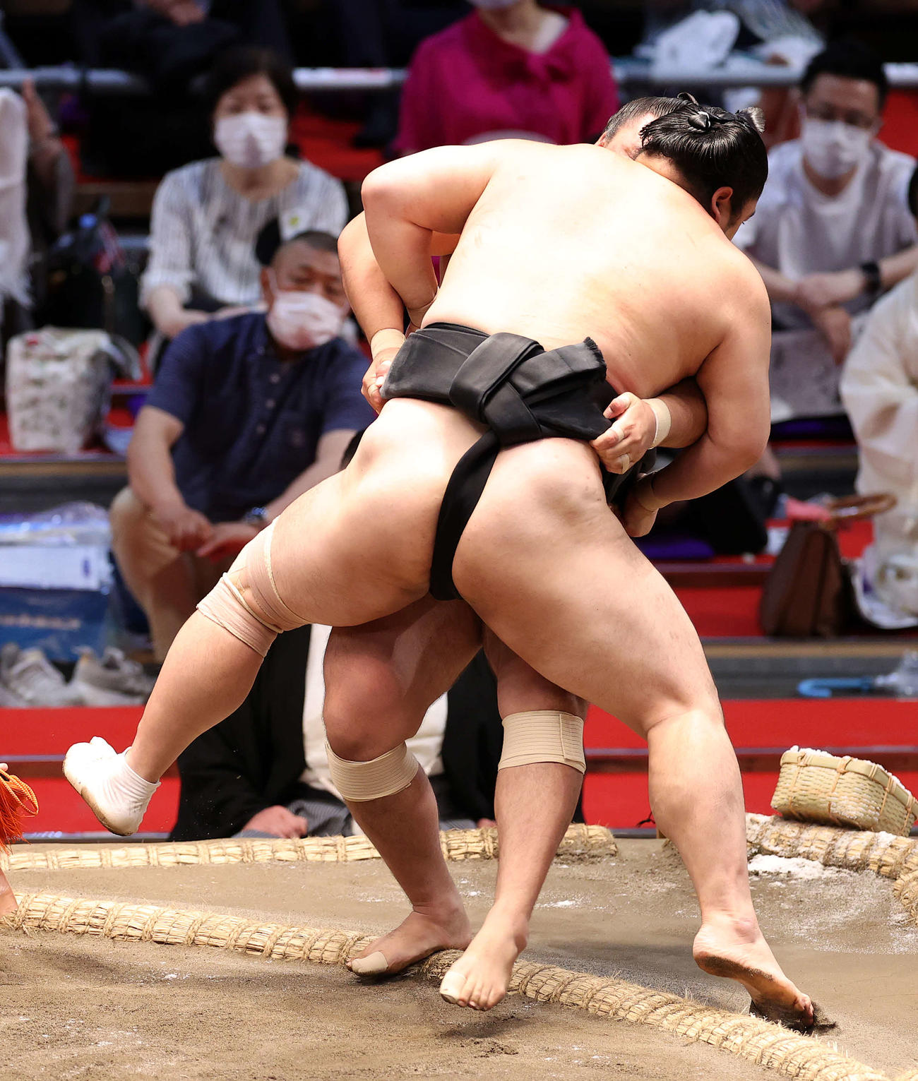 隠岐の海（手前）の勇み足で霧馬山の白星（撮影・鈴木正人）